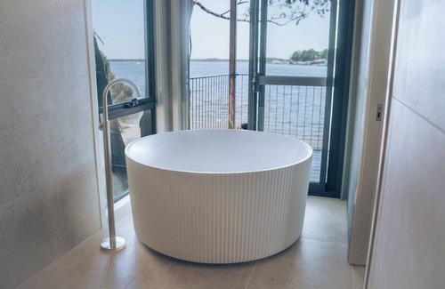 Strahan Hotel | Risby Cove