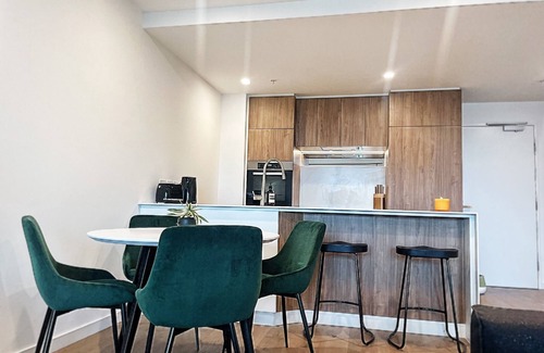 Moonee Ponds Apartment | Rise to the Top! Modern 2 Bedroom w/Balcony, Gym, Pool, Spa, Sauna & Steam room