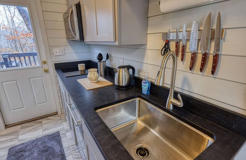 Woodstock Cabin | Rivah Retreat -River Front- Fishing -Hot tub