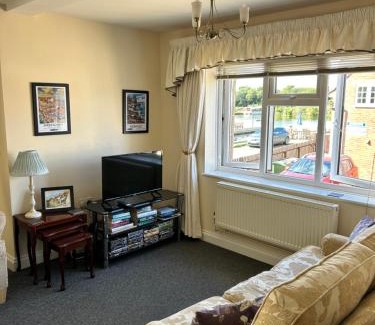 Horning Apartment | River breeze