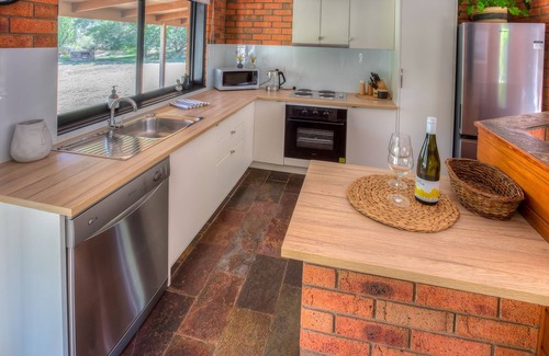 Porepunkah House | River front retreat in a quiet court only walking distance from cafes and Pub