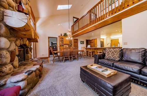 Aspen Brook House | River, Hot Tub, King Beds, Walk Into Nat`l Park