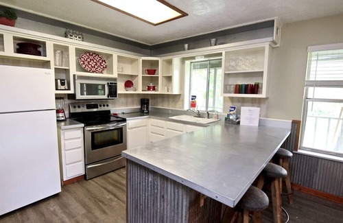 Martindale House | River House | Sleeps 8 | WiFi | San Marcos River