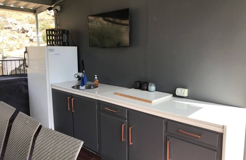 Younghusband House | River Respite, Spa, Jetty, Canoes Linen and Telescope!