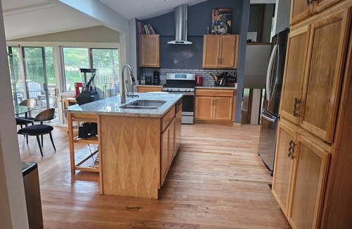 Mequon House | River Retreat- HighTech Meet River Wildlife Habitat - yr. round fire pit, deck