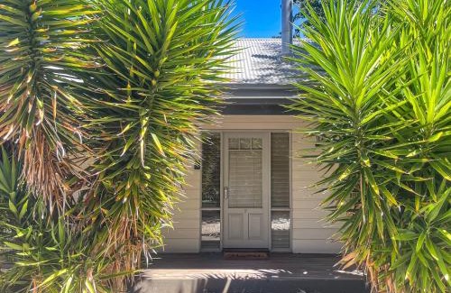 Jamieson House | River Rock Cottage Centrally located and Dog friendly