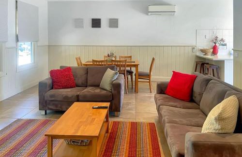 Jamieson House | River Rock Cottage Centrally located and Dog friendly