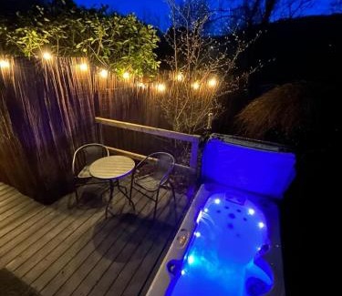 Taicynhaeaf Apartment | River Side Cabin with Hot tub Snowdonia