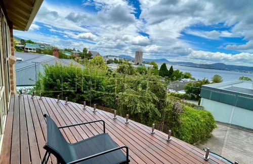 Sandy Bay House | River Views