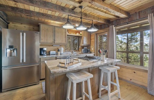 Eureka Springs House | River Views, Rustic Cabin for 2