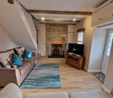 Llanedy House | Riverbank Cottage, Dog Friendly. Swansea, Llanelli