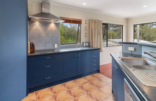 Rangatira Park Cottage | Riverbank Retreat - Taupo Holiday Home