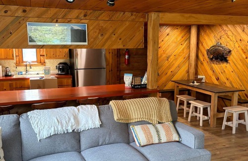 Cooper Landing Cabin | Riverfront Retreat on Kenai River