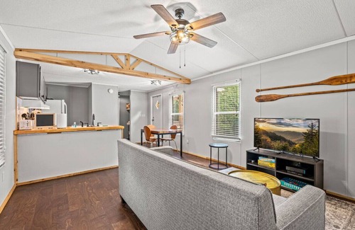 Townsend Cottage | Riverfront w/Grill + Fire Pit | Close to GSMNP!