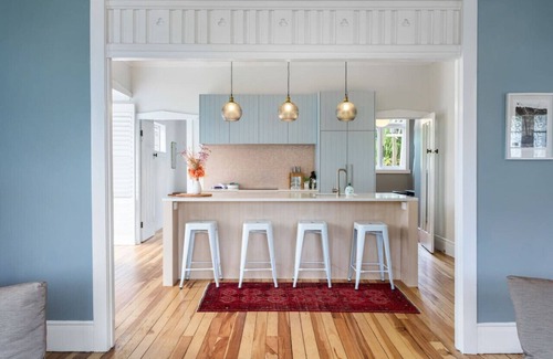 Riverhead House | Riverhead Villa with BBQ and deck