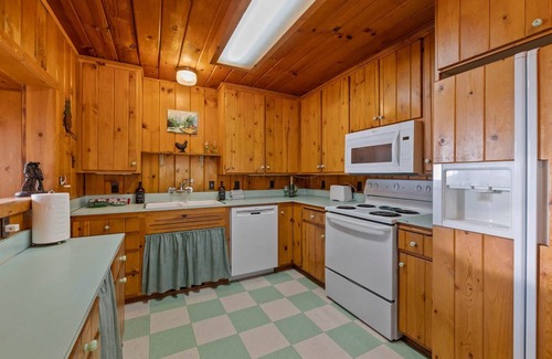 Strawberry House | Rivers Resort Cabin #5
