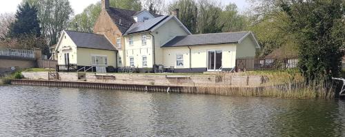 Downham Market House | Riverside 2-Bed Cottage Sleeps 3 with Parking