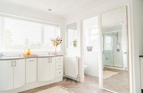 Fifield House | Riverside Bliss in Windsor, 5 Bed, Secure Parking