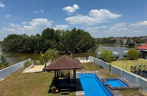 Kampung Bukit Depu House | Riverside Bungalow with Pool at Koliba, Casa del Fiume