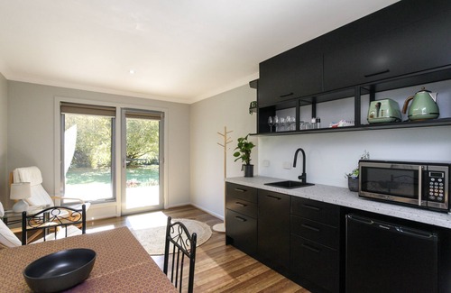 Healesville House | Riverside Haven is located in Healesville on the banks of the Watts River