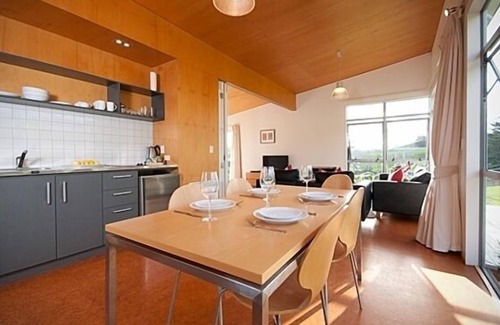 Matakana House | Riverside Matakana luxury apartment style bach