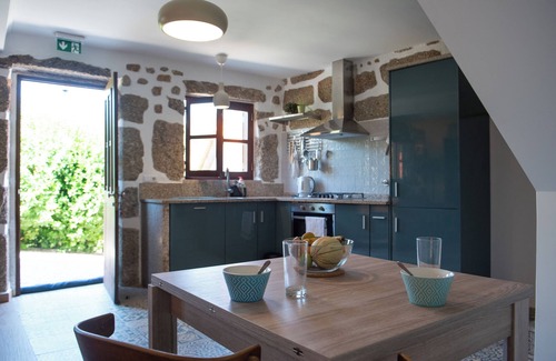 Vila do Mato Cottage | Riverside retreat: 3 bedroom getaway on the river Mondego.