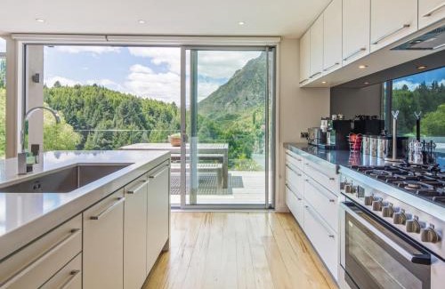 Arthur's Point House | Riverview Retreat Holiday Home by MajorDomo