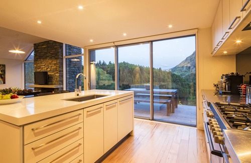 Arthur's Point House | Riverview Retreat