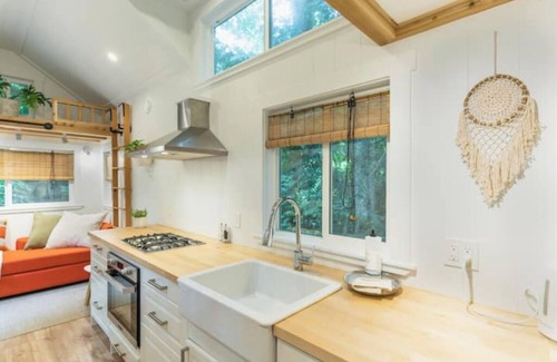 Woodfibre House | Riverwood Retreat: hot tub, outdoor sauna/shower on the Cheakamus River