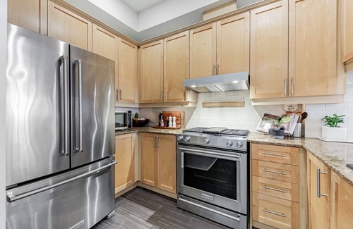 Midtown Toronto Apartment | Rivetstays - Designer Walk Suites