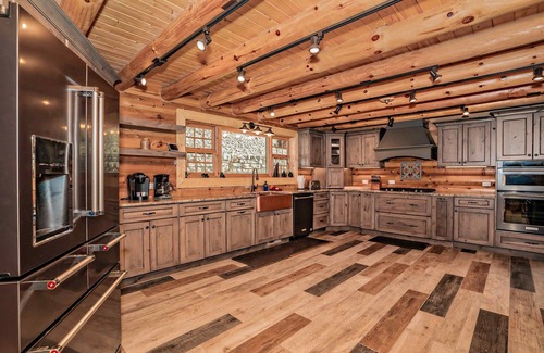 Gatlinburg Cabin | Roaring Fork Lodge | Fire Pit 🔥| Owner Managed | Private | Downtown | Hot Tub