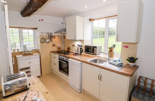 Little Cowarne Cottage | ROCK COTTAGE, pet friendly, with open fire in Tenbury Wells