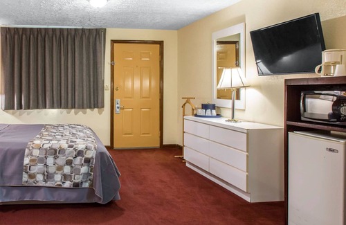Branford Hotel | Rodeway Inn & Suites Branford - Guilford