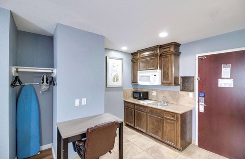 Lakeview Jefferson County Hotel | Rodeway Inn & Suites Port Arthur - Groves