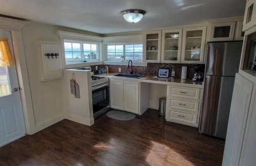 Pubnico Cottage | Rolling Waves Ocean View Retreat. Escape to peace and tranquility.