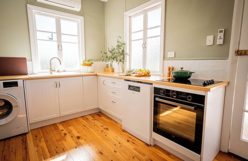 Dargal Road Cottage | Roma QLD vintage cottage w/laid back comfort, located on a small farm