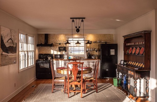 Hendersonville Cottage | Romantic Country Cottage With Modern Ammenities