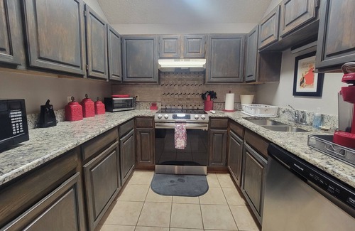 Fort Worth House | Romantic Get-Away Located Central to Shopping, Dining & Entertainment!