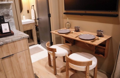 Sparta House | Romantic Getaway Hot Tub Fire Pit Cozy Cabin Vibes