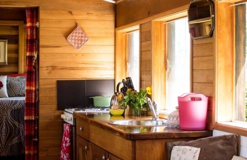 Motupipi House | Romantic Getaway - The Caboose