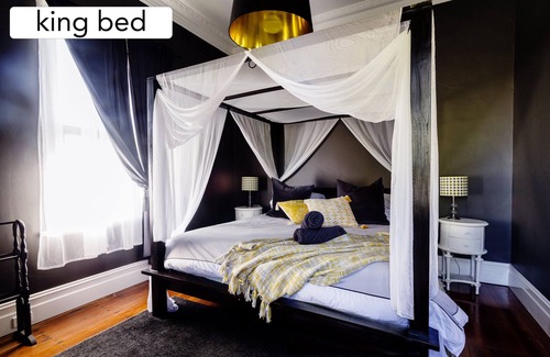 Brukunga House | romantic getaway with king bed