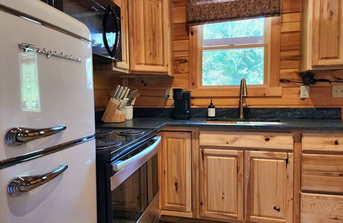 Logan Cabin | Romantic Lake Cabin with Hot Tub