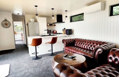 Waerenga Cabin | Romantic Lakeside Cabin. 1 Hour from Auckland CBD. 728a Waikare Rd Te Kauwhata.