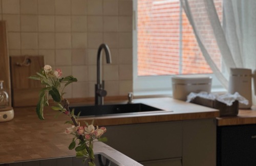 Jork Apartment | Romantic maisonette for 2 - with apple orchard view & box-spring bed