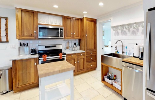 Downtown Historic District House | 💲Romantic Renovated Secret Garden💲 Marble Floors & Bath – DT Just Half Mile - Beach Only 3