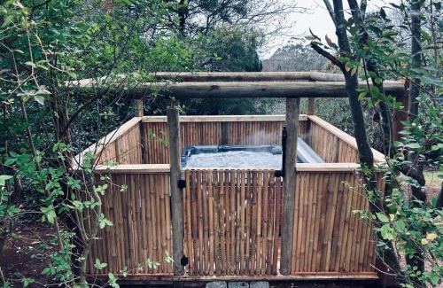 Mount Dandenong House | Romantic Retreat with Spa and Private Gardens