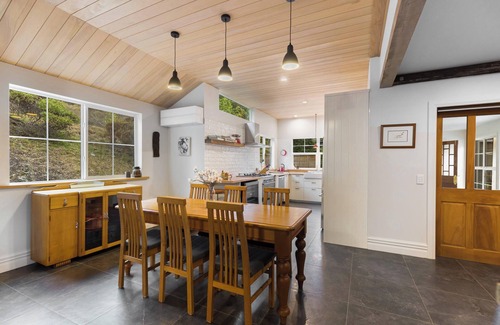 Arrow Junction Cottage | Romantic stone cottage near historic Arrowtown