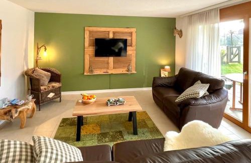Iseltwald Apartment | Romantic Swiss Alp Iseltwald with Lake & Mountains