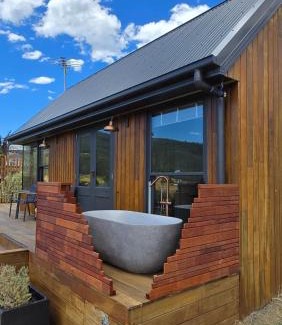 Huon Valley Villa | Romantic Valley Cabin - Outdoor Bath