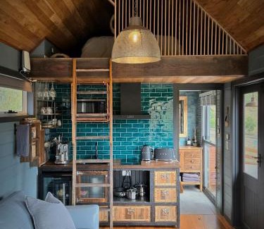 Huon Valley Villa | Romantic Valley Cabin - Outdoor Bath